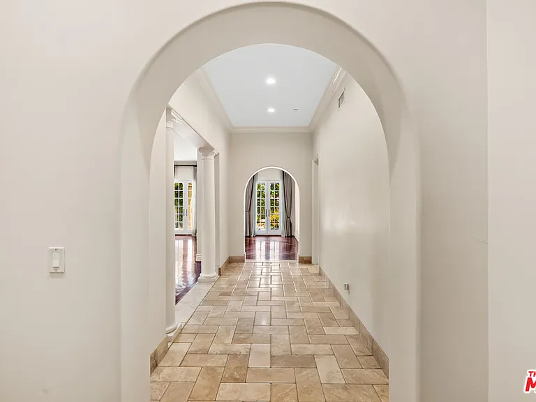 314 N Palm Dr — Photo 12