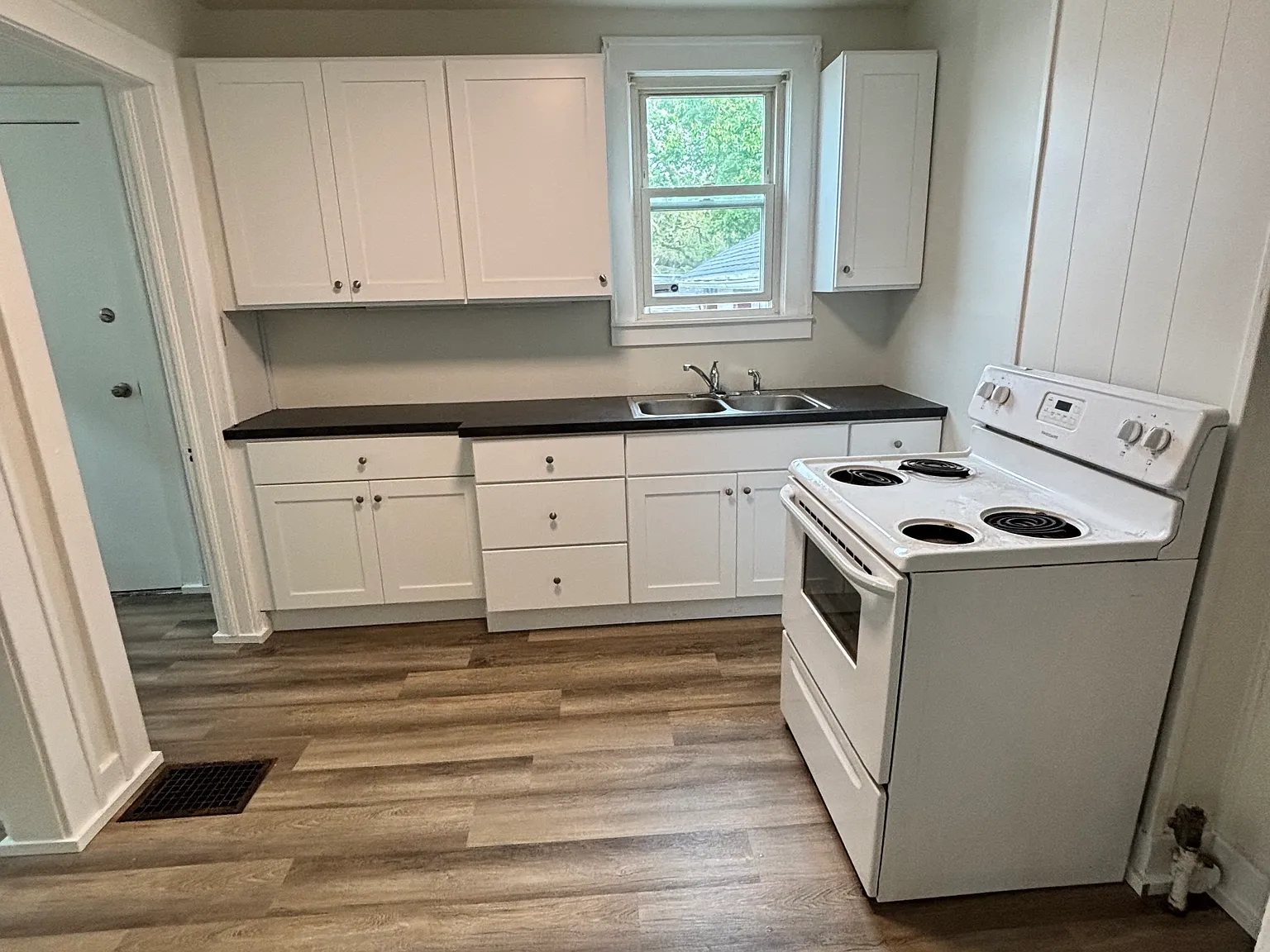 3 bed, $1,425 — Photo 2
