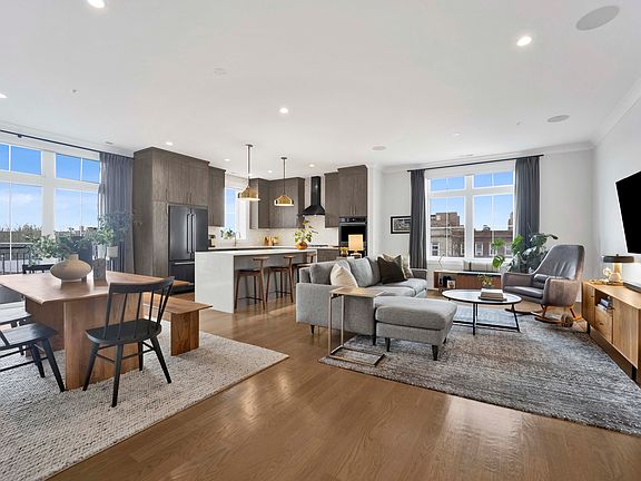 3rd image of 5015 N Clark St #304