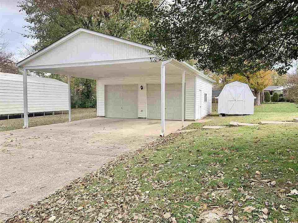 2nd image of 904 Roselawn Way