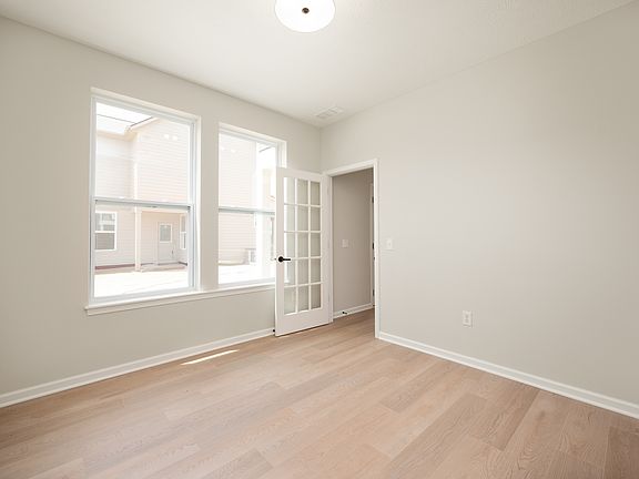 4th image of 799 Rose Garden Way