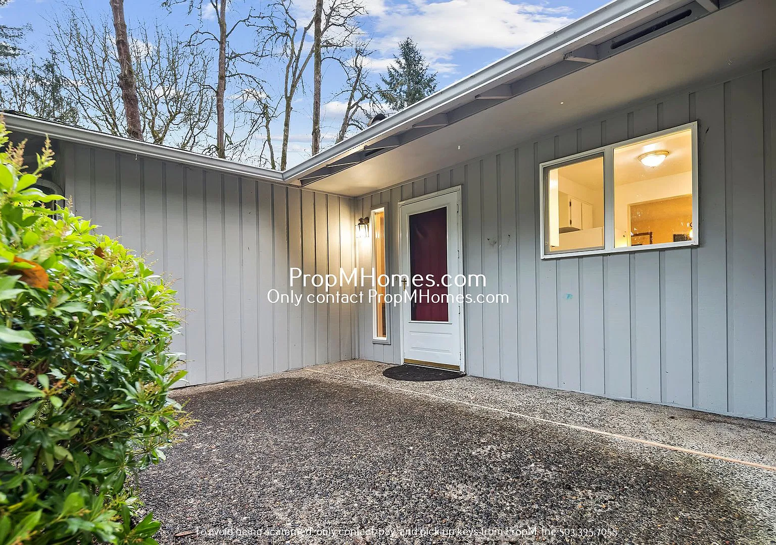 Beautiful Three Bedroom In Lake Oswego W/ A Bonus Room! — Photo 2