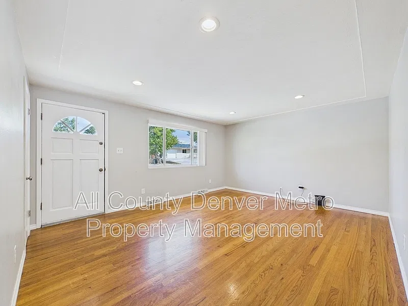 3 bed, 1.5 bath, 1120 sqft, $2,145 — Photo 3