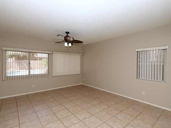 LARGE GREAT ROOM!!