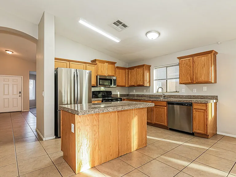 7814 S 72nd Ln — Photo 4
