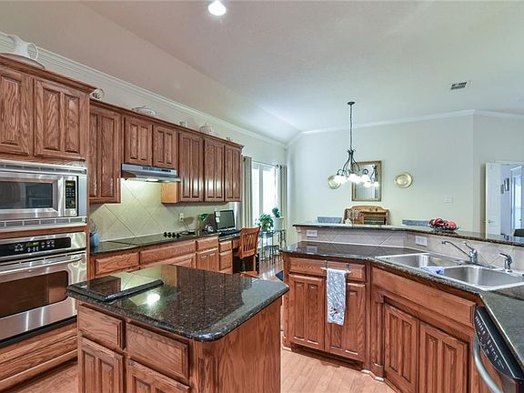 3rd image of 600 Oak Leaf Ct