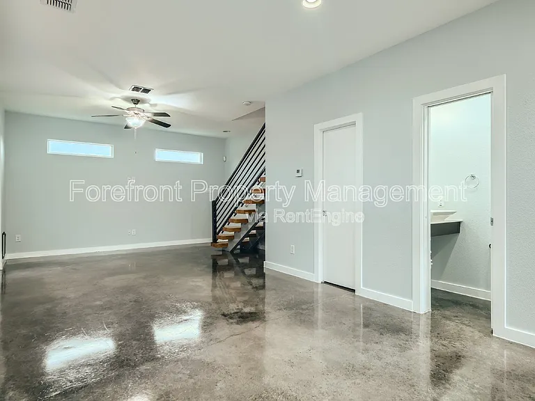 126 E Myrtle St — Photo 6