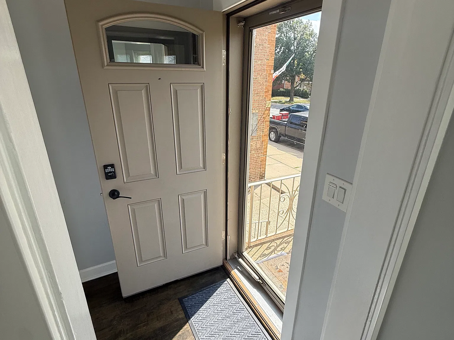 3 bed, 1300 sqft, $2,500 — Photo 2