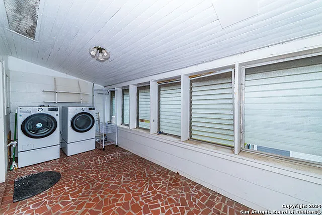 2218 W Mistletoe Ave — Photo 12