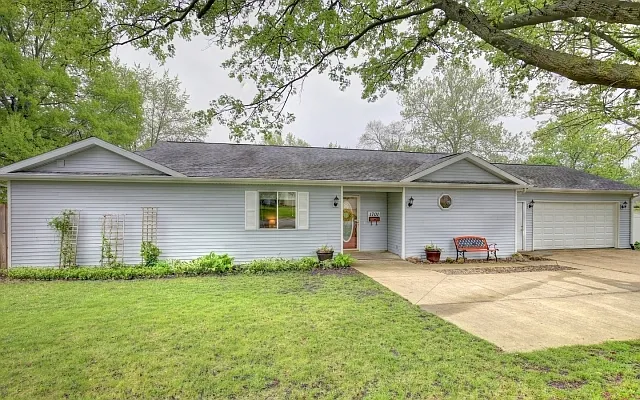 1701 W Green St photo 1