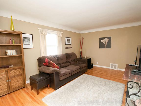 2nd image of 721 Everglade Dr SE
