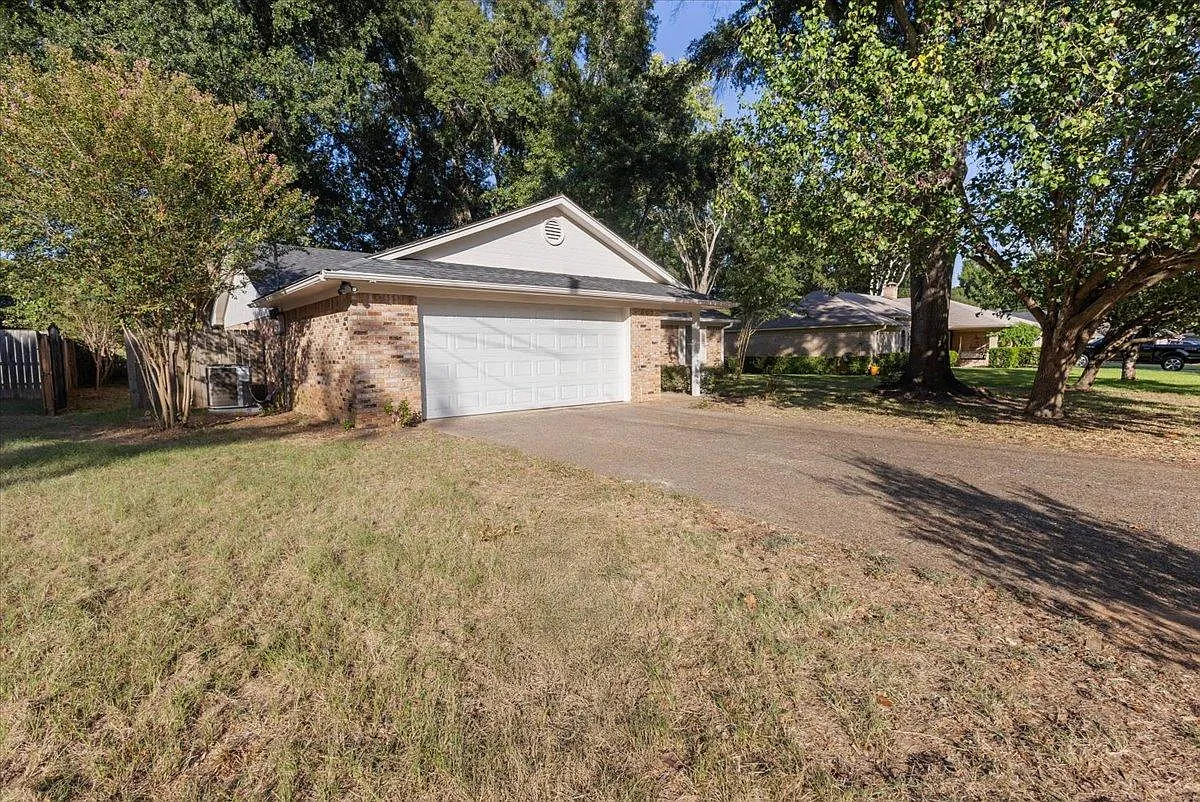 907 Peggy Dr — Photo 2