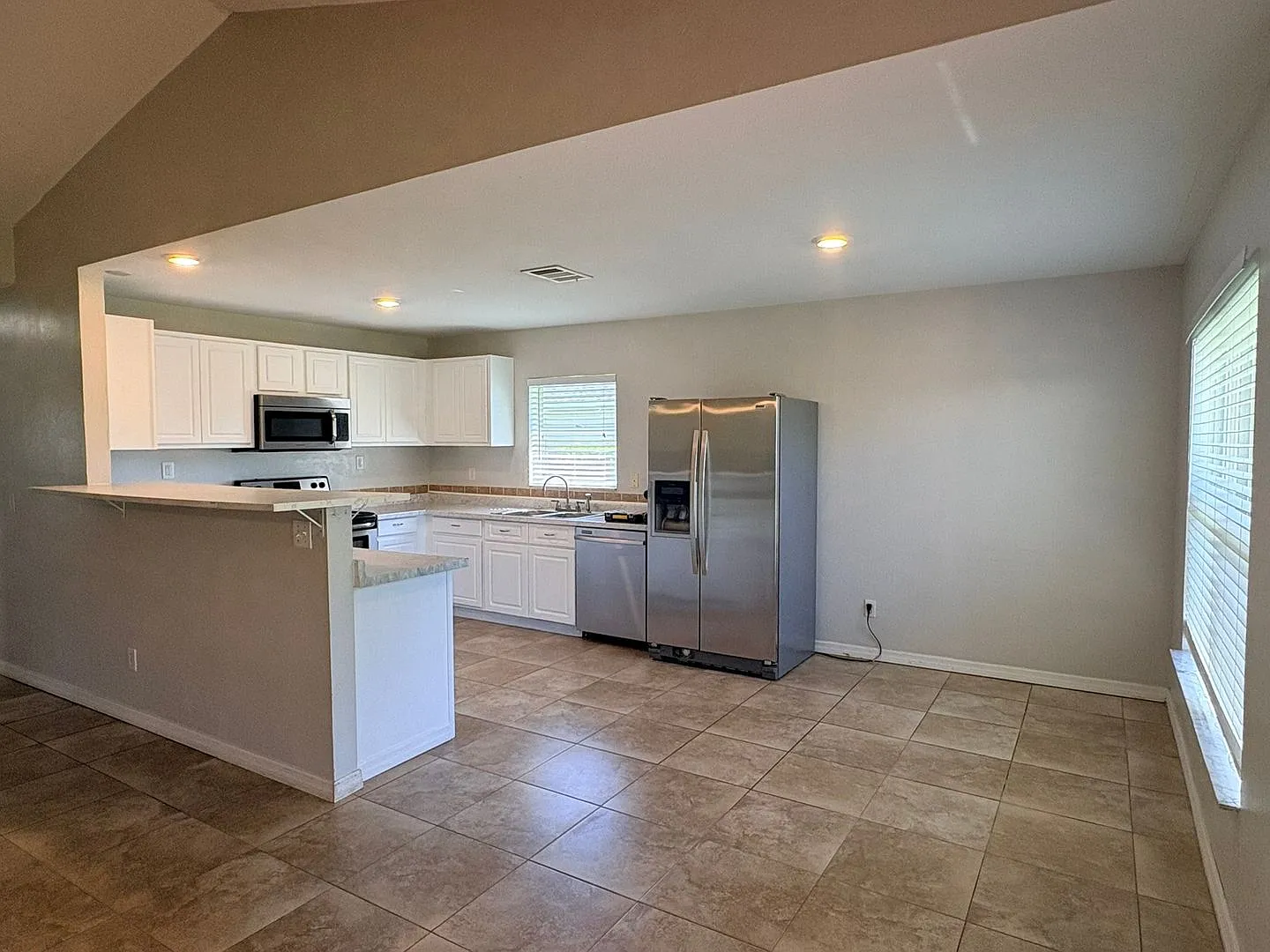 3/2 Single Family Home in Cape Coral for Rent — Photo 2