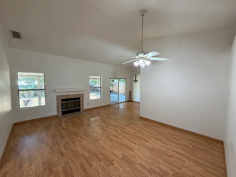 1384 Somerset Dr — Photo 4