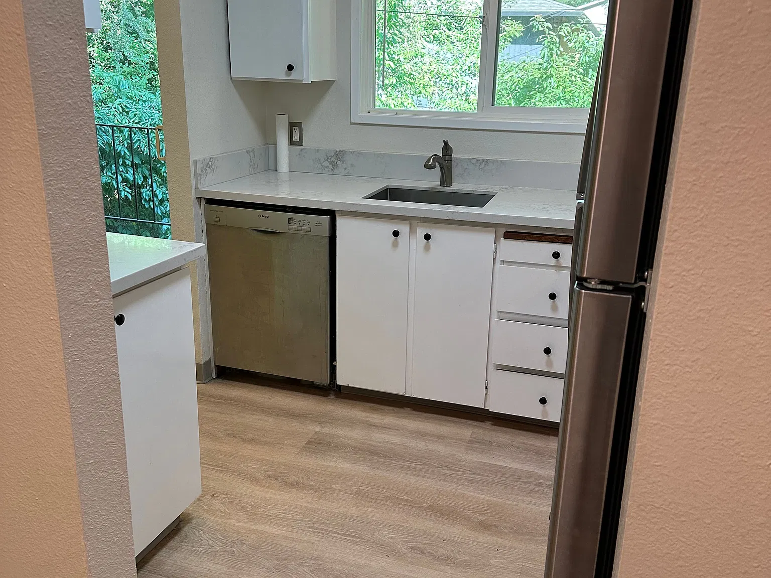 Recently remodeled 2 Bed, 1.5 Bath apartment in Raleigh Hills — Photo 3