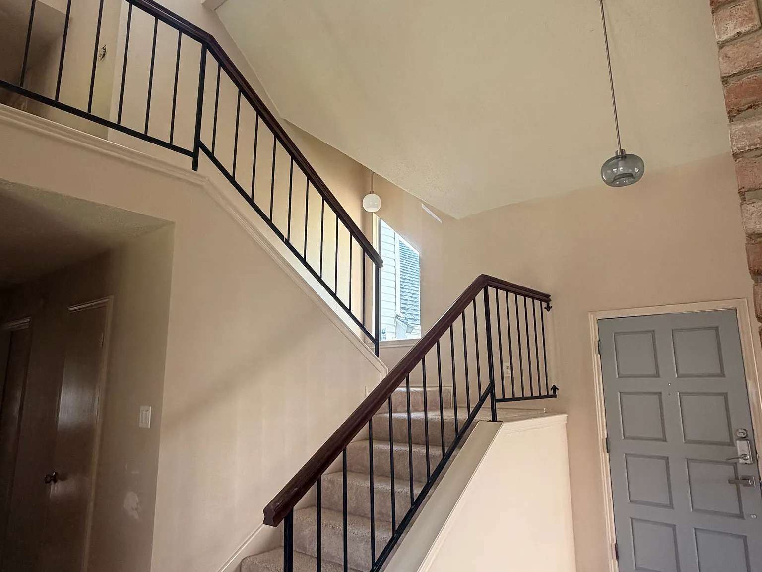 3 bed, 2.5 bath, 1694 sqft, $2,100 — Photo 2