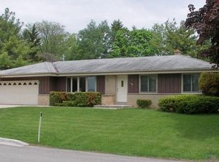 408 Hill N Dale Cir, Hartland, WI 53029