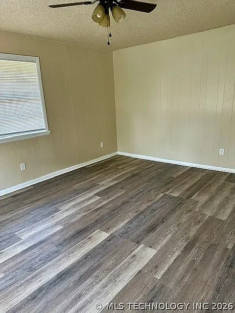 3 bed, 1000 sqft, $1,300 — Photo 2