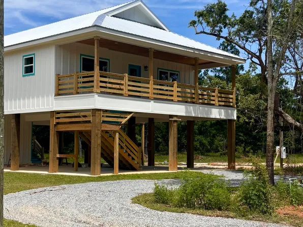 318 Hillcrest St, Waveland, MS 39576
