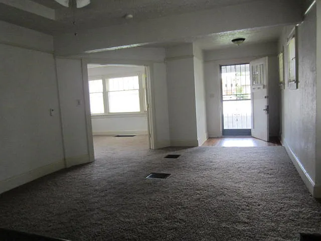 618 E Grand St — Photo 11