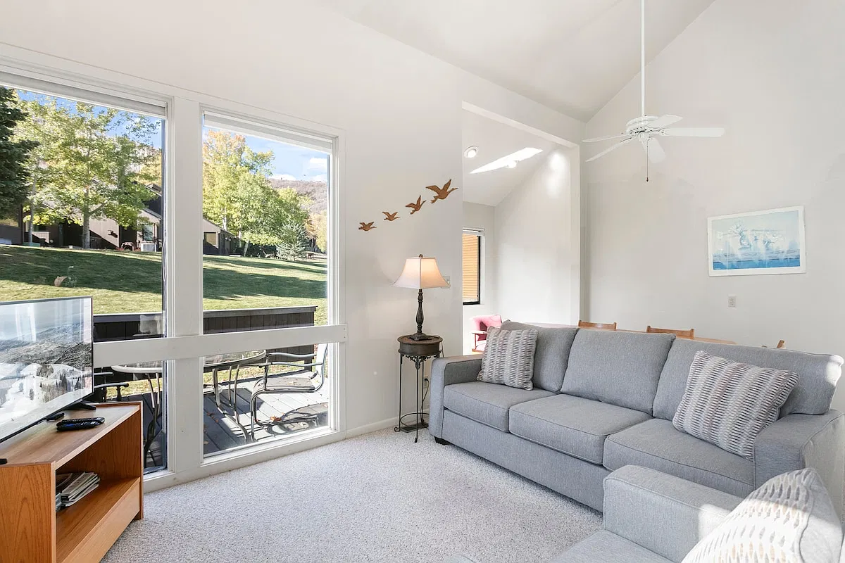3 bed, 2.5 bath, 1349 sqft, $5,300 — Photo 4