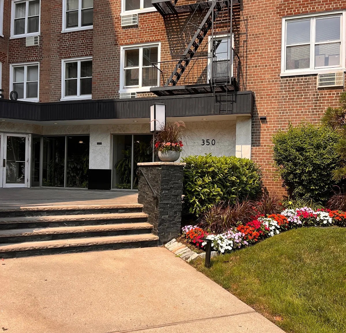 1 bed, 1.0 bath, 842 sqft, $2,200 — Photo 2