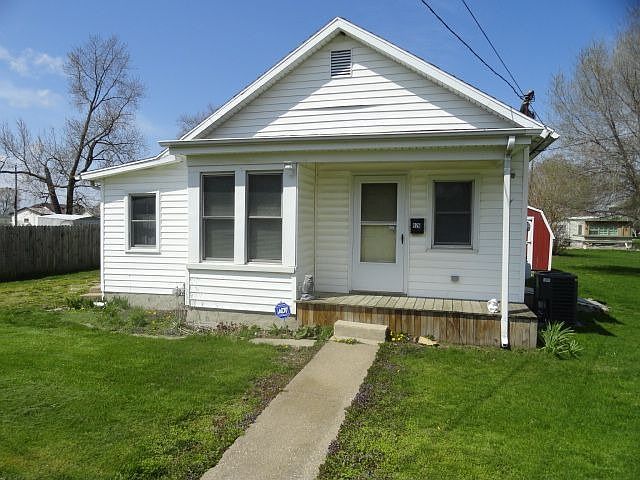 1st image of 926 S 2nd St