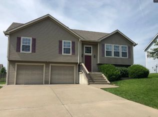 2311 Magnolia Dr, Leavenworth, KS 66048