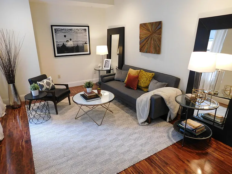 Mural Suite #702 Living Area