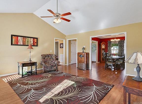 3rd image of 225 Grayson Dr
