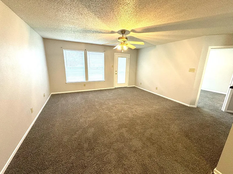 2720 Speedwell Ln — Photo 3