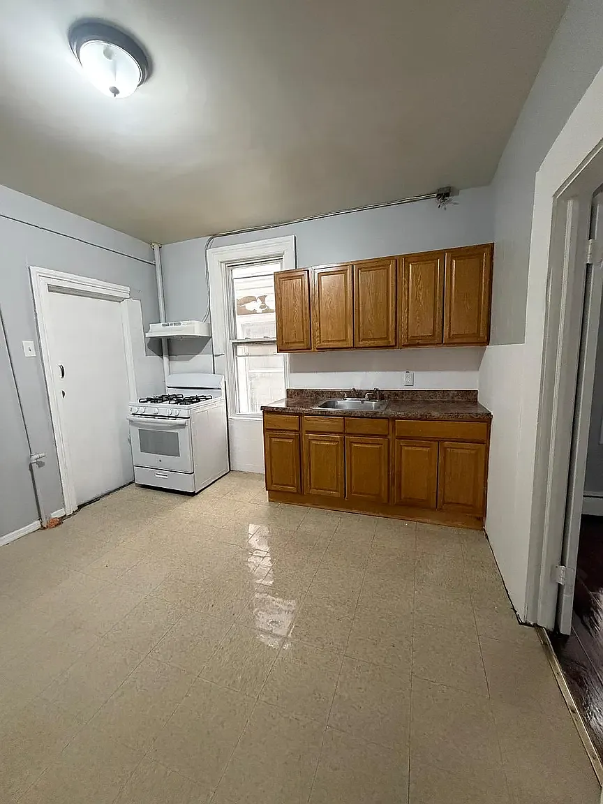 Building Photo - 442 Elizabeth Ave #5C