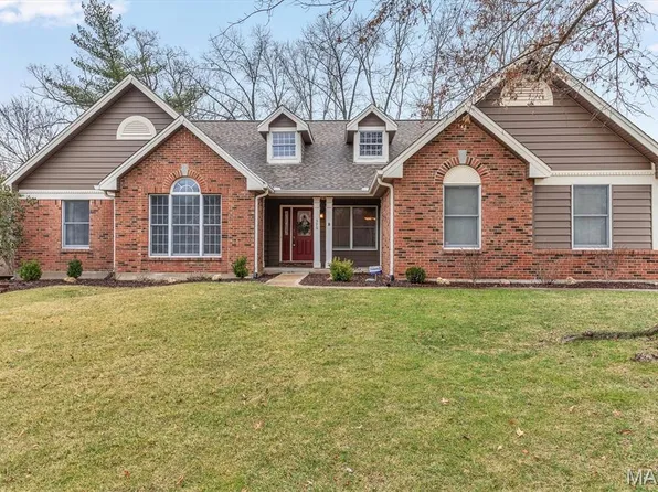 390 Portsmouth Dr, Saint Charles, MO 63303