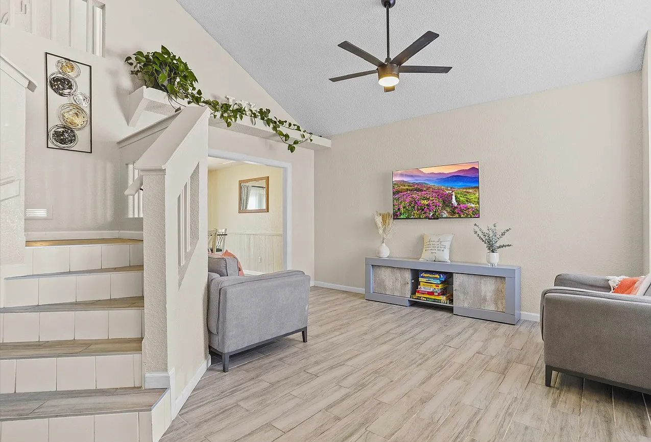 5 bed, 1976 sqft, $2,900 — Photo 4