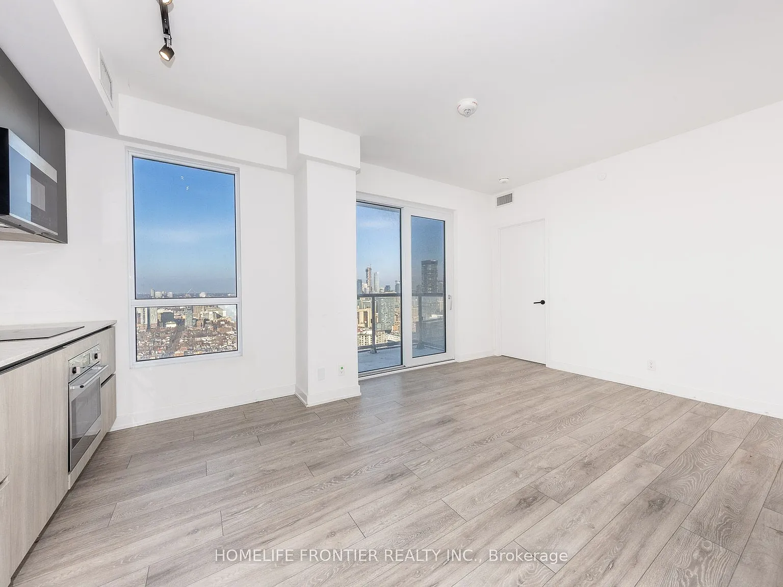 Peter & Adelaide Condos — Photo 3