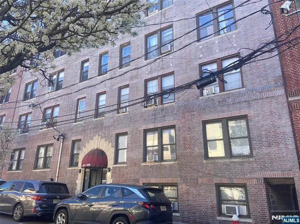 527 34th St #29, Union City, NJ 07087