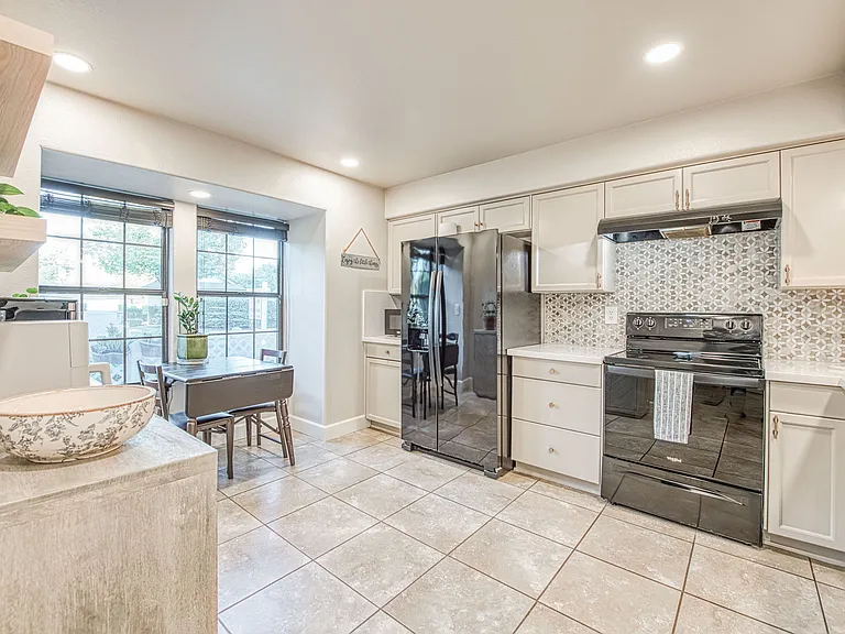 921 E Foxhill Dr — Photo 6