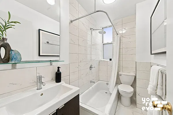 Bathroom, photo 1