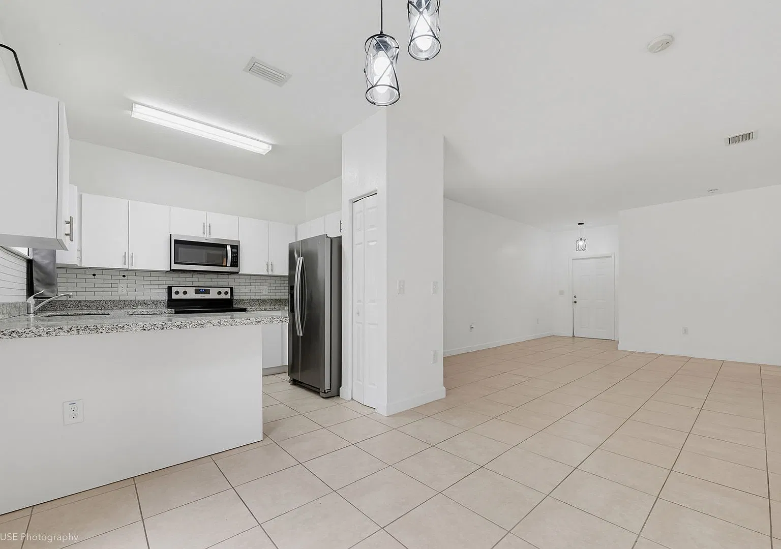 Modern 3 BR / 2 BA Condo in Gated Caribbean Isles Available Now! — Photo 4