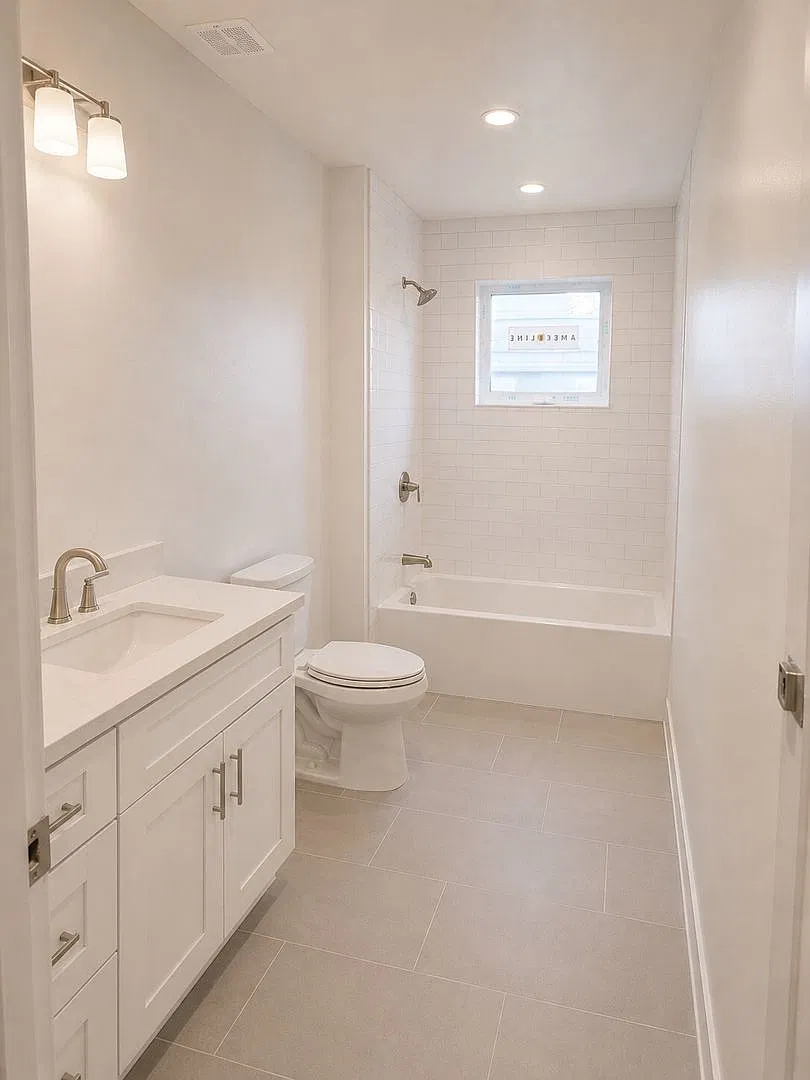 3bed 2bath laundry in unit — Photo 2