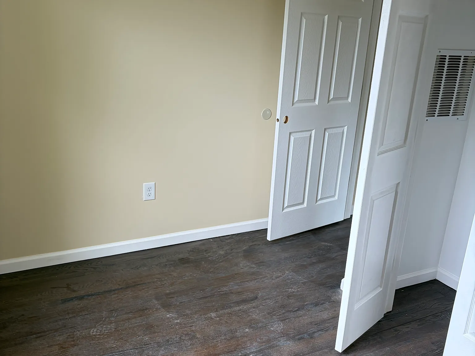 3 bed, 900 sqft, $3,811 — Photo 2