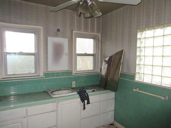 5th image of 2589 N Barton Ave