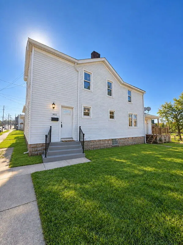 3 bed, 1.0 bath, $1,095 — Photo 2