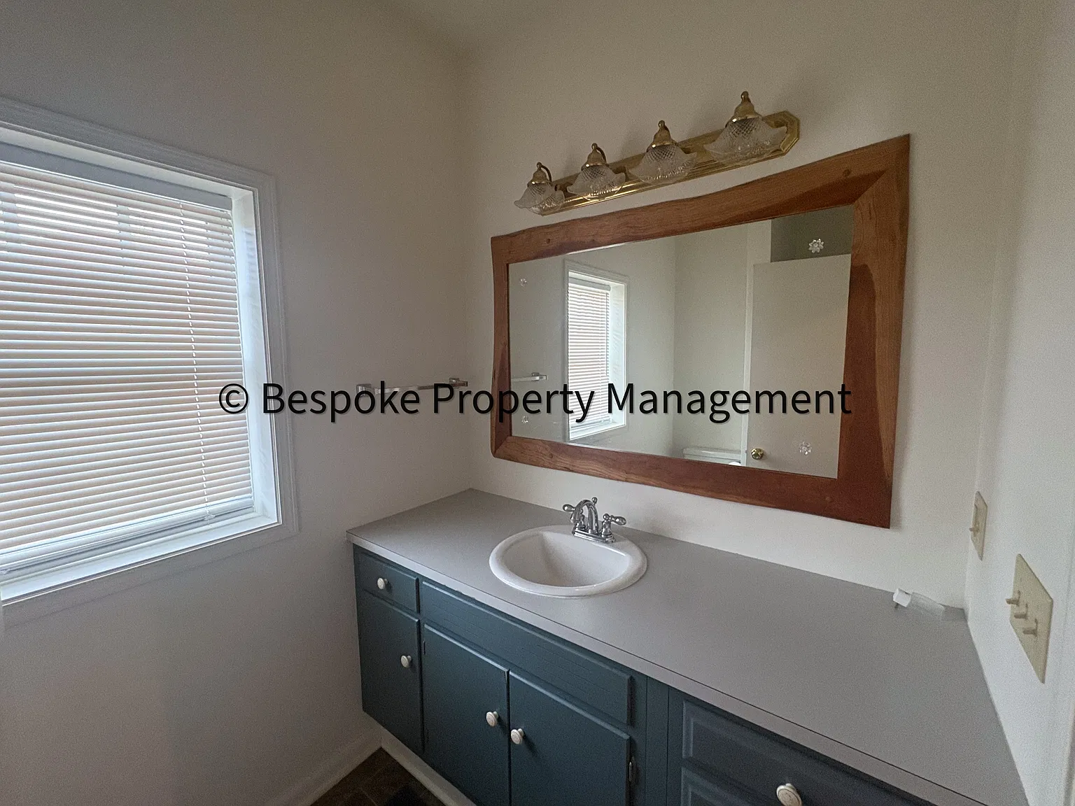 2027 Hamill Avenue - B — Photo 2