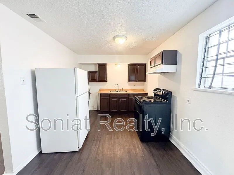 2 bed, 1.0 bath, 879 sqft, $1,200 — Photo 4