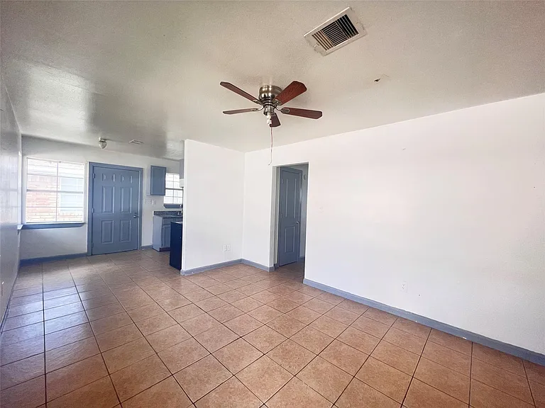 5602 Hirsch Rd — Photo 9