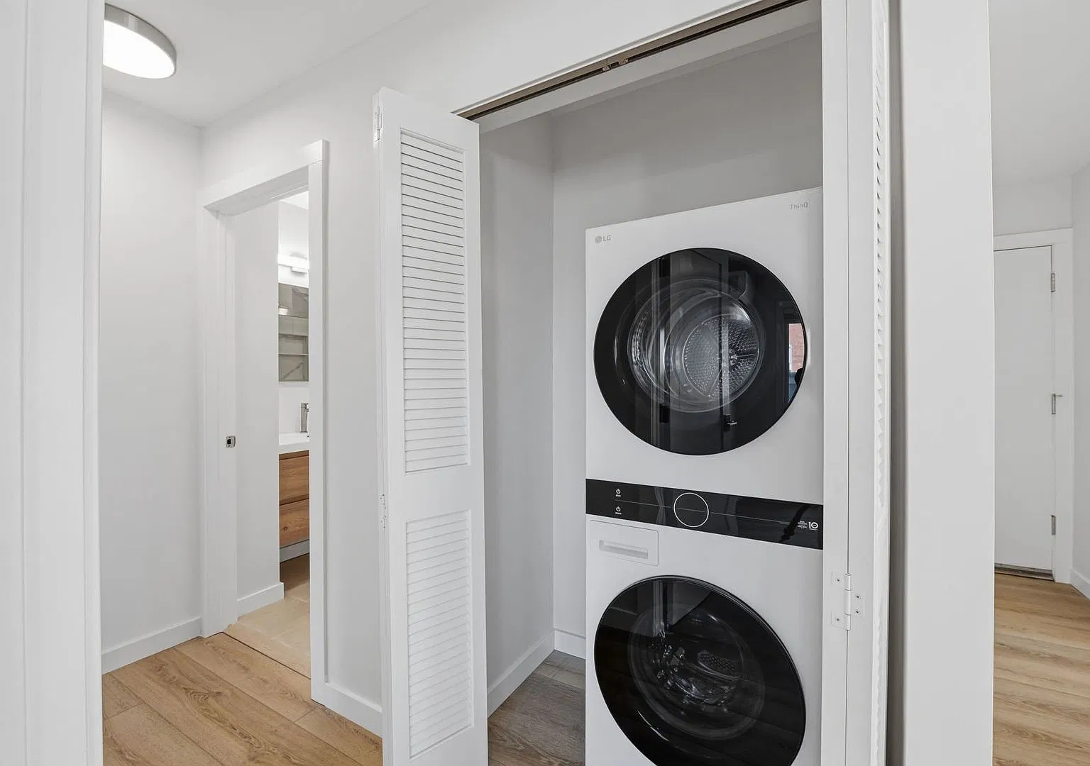 Spacious Two Bedroom by the Beach Available Now!! — Photo 4