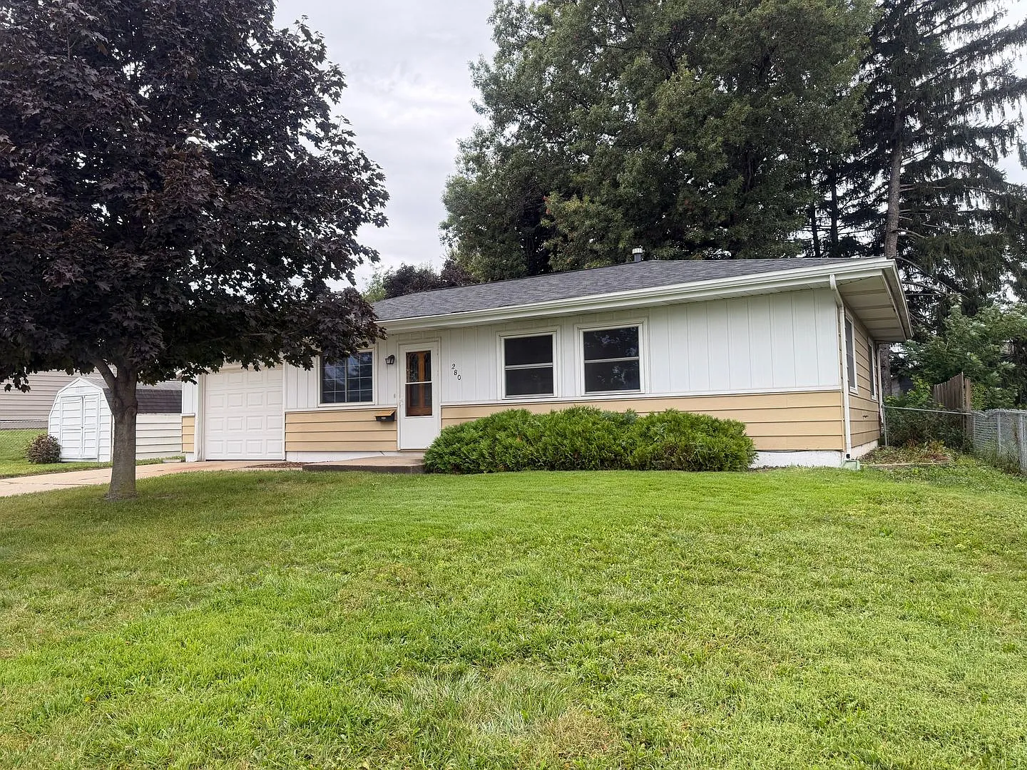Clean and fresh 3 bedroom on quiet street — Photo 1