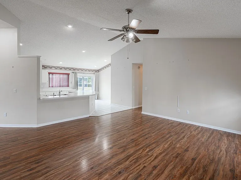 10435 Crestfield Dr — Photo 8
