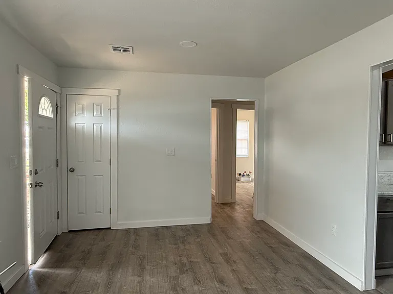 1324 E Oakhurst St — Photo 3